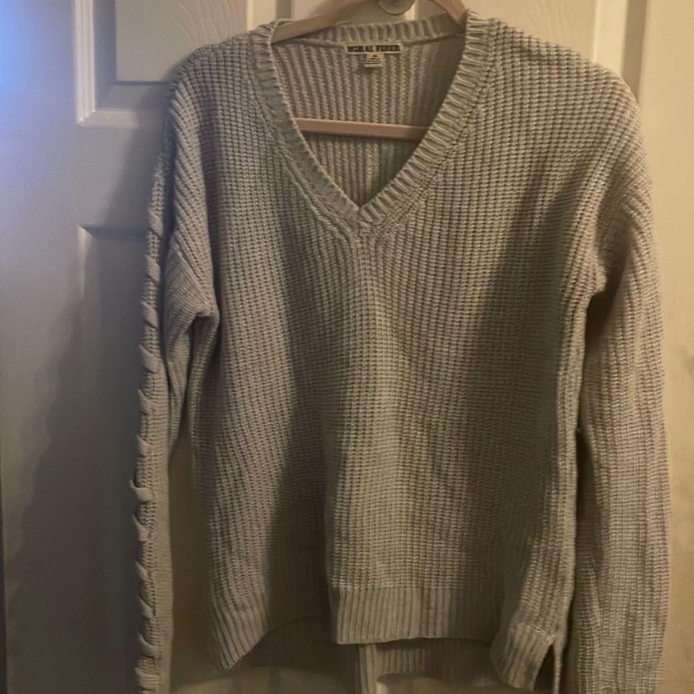 Women’s grey knitted v- neck shirt. Great for any occasion. Size X-large